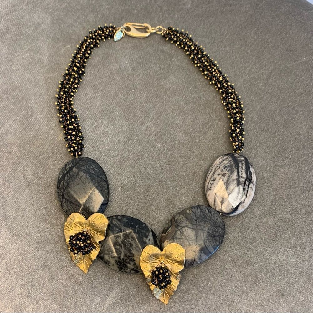 ๐
บLAKU gray gold tone Rock stone leaf beaded necklace